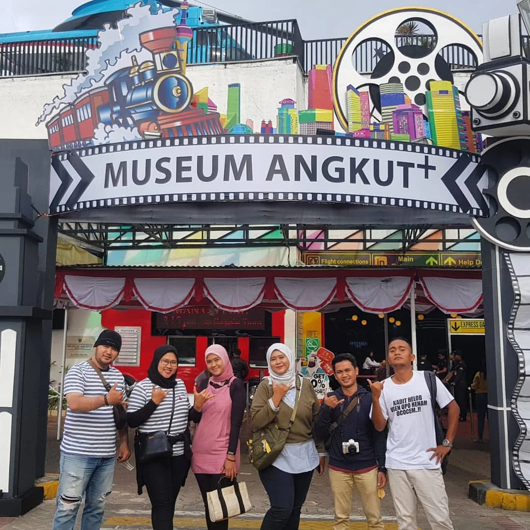 Tim profesional Yoga Transport penyedia layanan travel dan rental mobil di Malang